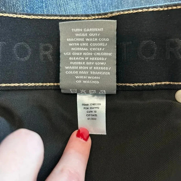 NWT Torrid 5 Inch Bombshell Premium Stretch High-Rise Distressed Shorts Size 24 - Picture 6 of 6